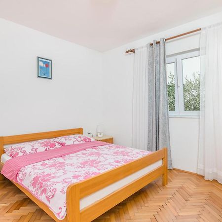 Stunning Apartment In Malinska With Kitchen Екстериор снимка