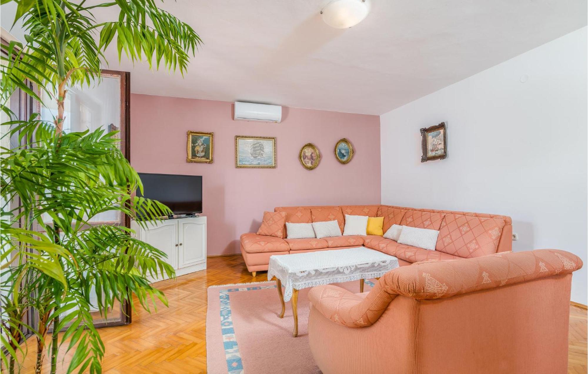 Stunning Apartment In Malinska With Kitchen Екстериор снимка