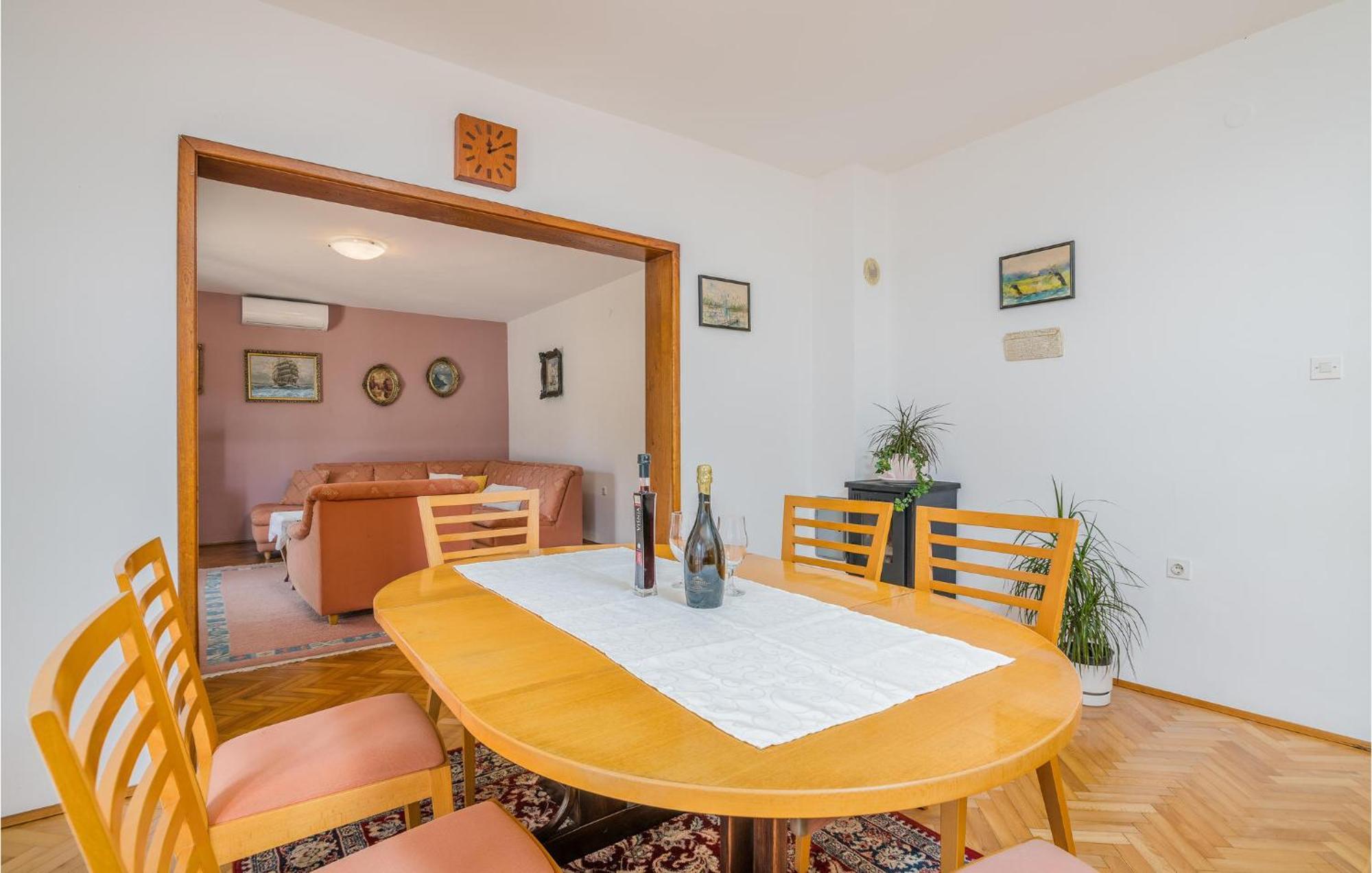 Stunning Apartment In Malinska With Kitchen Екстериор снимка